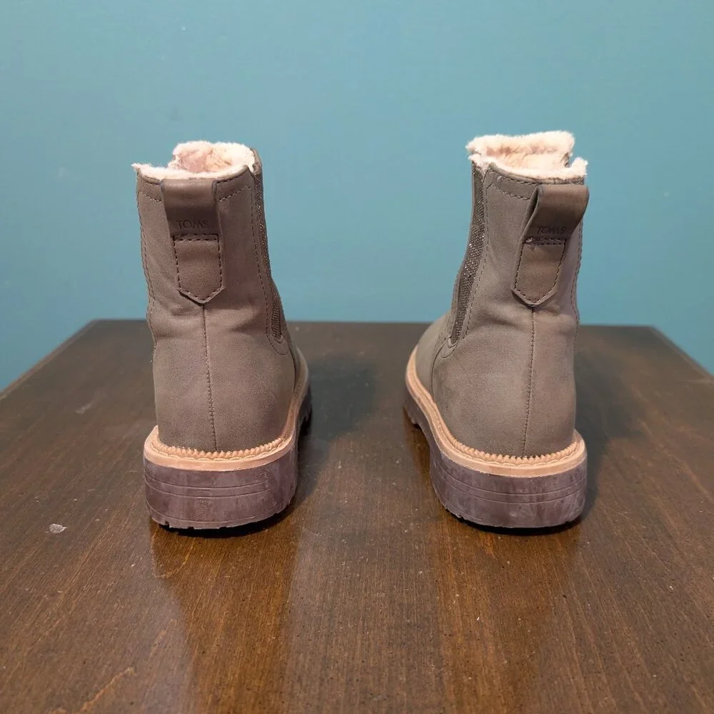 Toms color brownish